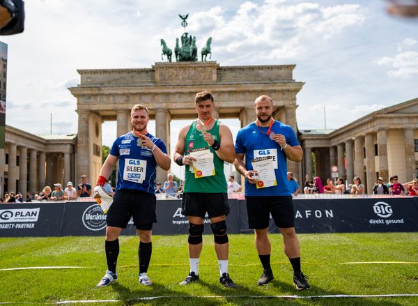 Simon Bayer (VfL Sindelfingen), David Storl (SC DHfK Leipzig) und Dennis Lukas (SSV Gymnasium Heinzenwies) beim Kugelstossen waehrend der deutschen Leichtathletik-Meisterschaften auf dem Pariser Platz am 24.06.2022 in Berlin